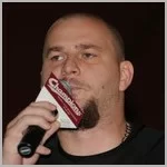 "Emocje tryskają ludzką krwią" - rozmowa z Waldemarem Kasta