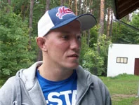 Biega, rąbie drzewo i pływa kajakiem, czyli Antoni Chmielewski wraca do formy